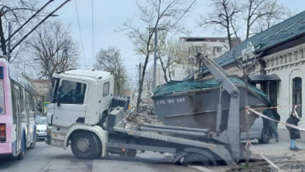 Trafic dat peste cap pe o stradă din Chișinău după ce o autospecială s-a prăbușit parțial sub asfalt
